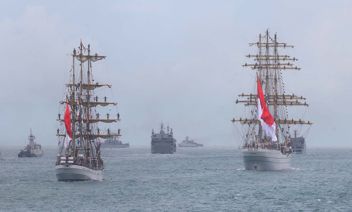 KRI Bima Suci mengikuti Sailing Pass di perairaan Teluk Jakarta, Kamis (2/10/2025).  (Beritanasional.com/Oke Atmaja)