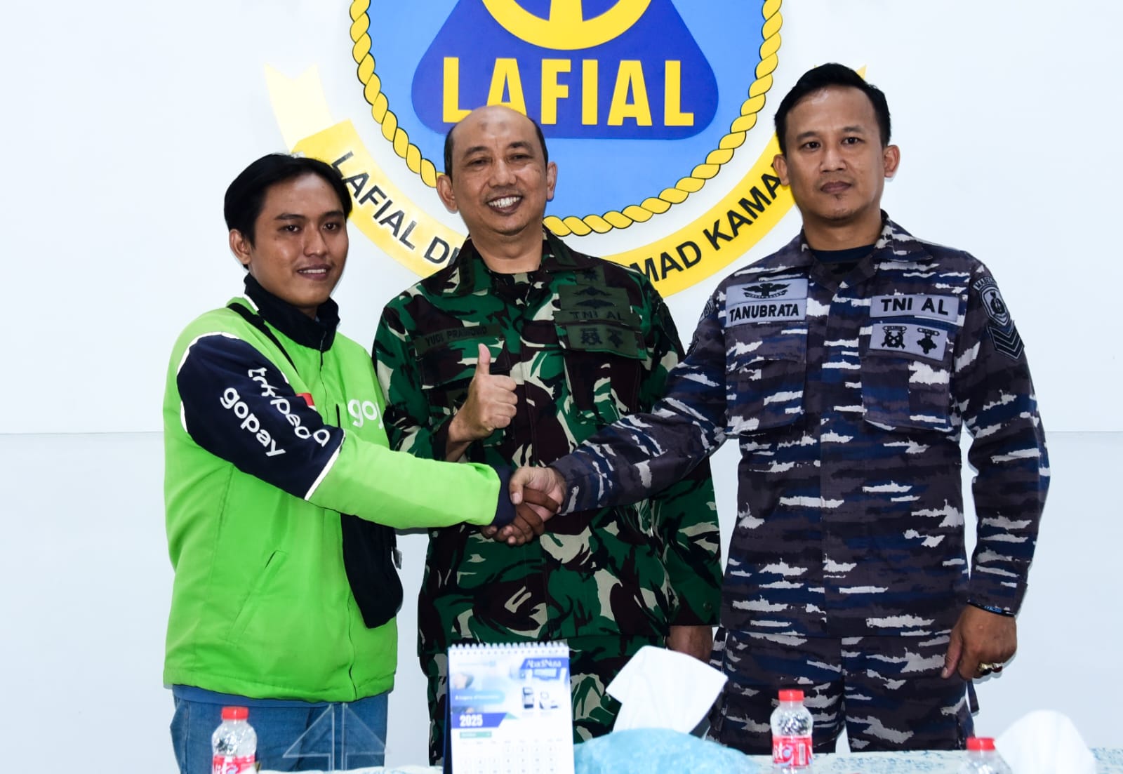 Saling berjabat tangan, cekcok prajurit TNI dan ojol berakhir damai. (BeritaNasional/Bachtiarudin)