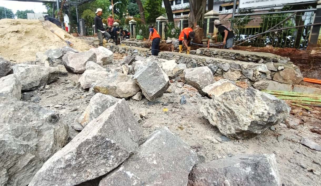 Pekerja mengerjakan jalur pedestrian dan saluran air di Jl. Dr Soepomo, Jakarta, Jumat (31/10/2025).(Beritanasional.com/Oke Atmaja)
