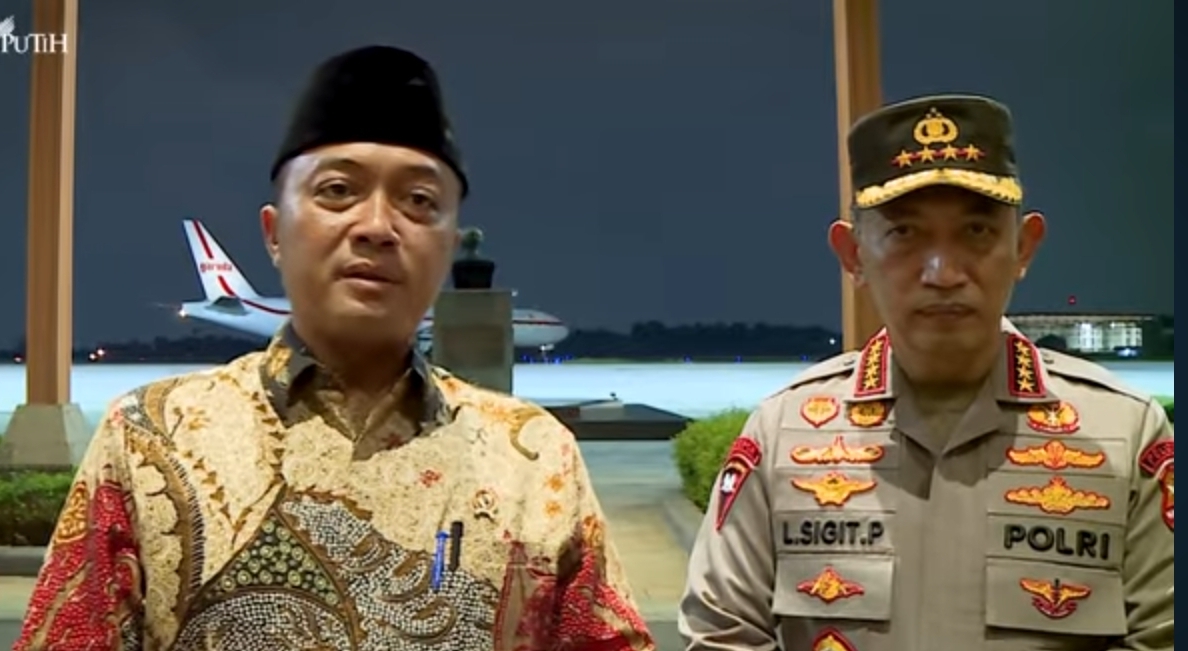 Mensesneg Prasetyo Hadi (kiri) bersama Kapolri Jenderal Listyo Sigit Prabowo. (Foto/Setpres)