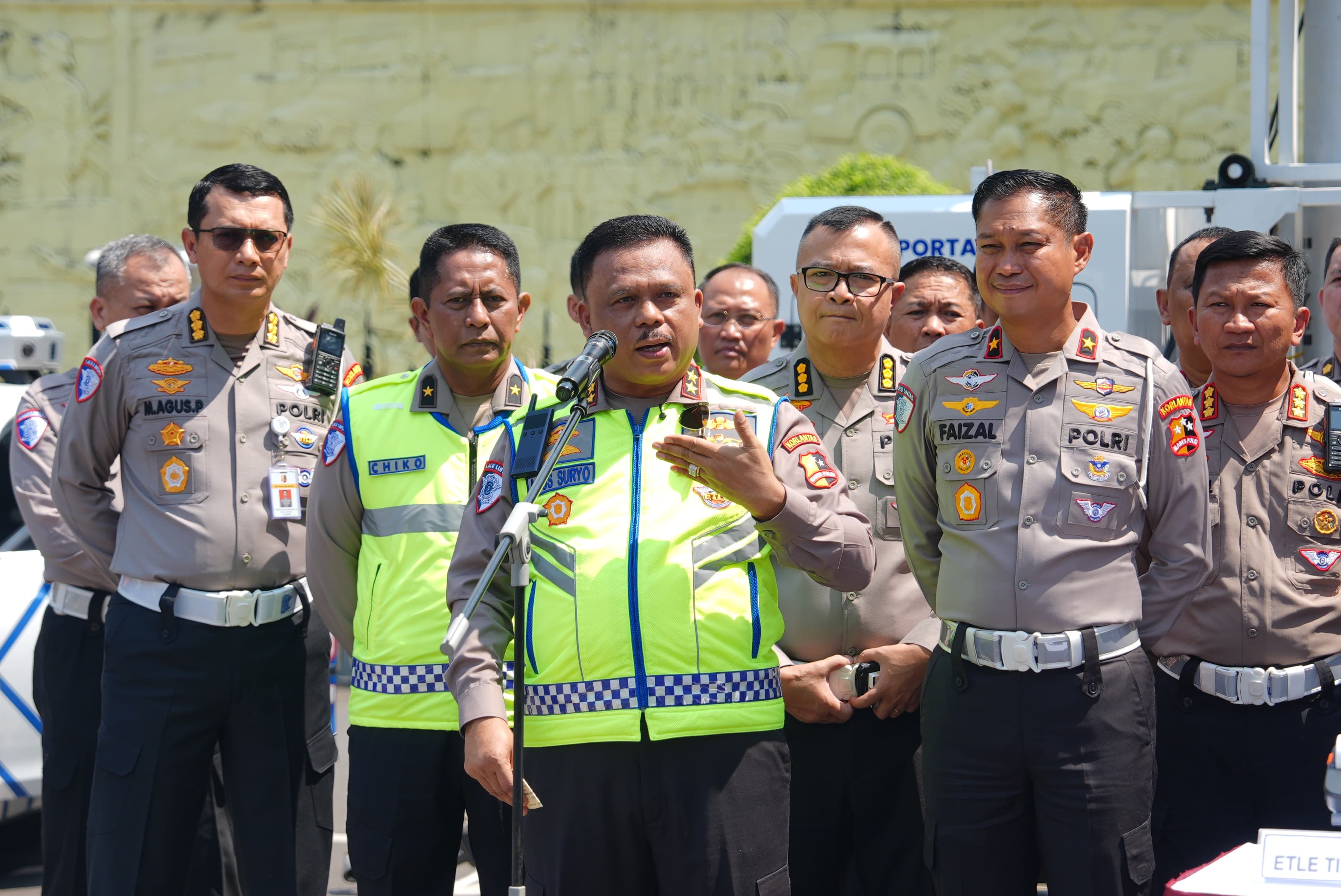 Kakorlantas Polri Irjen Pol Agus Suryonugroho (tengah) saat memberikan keterangan pers. (Foto/Korlantas Polri)