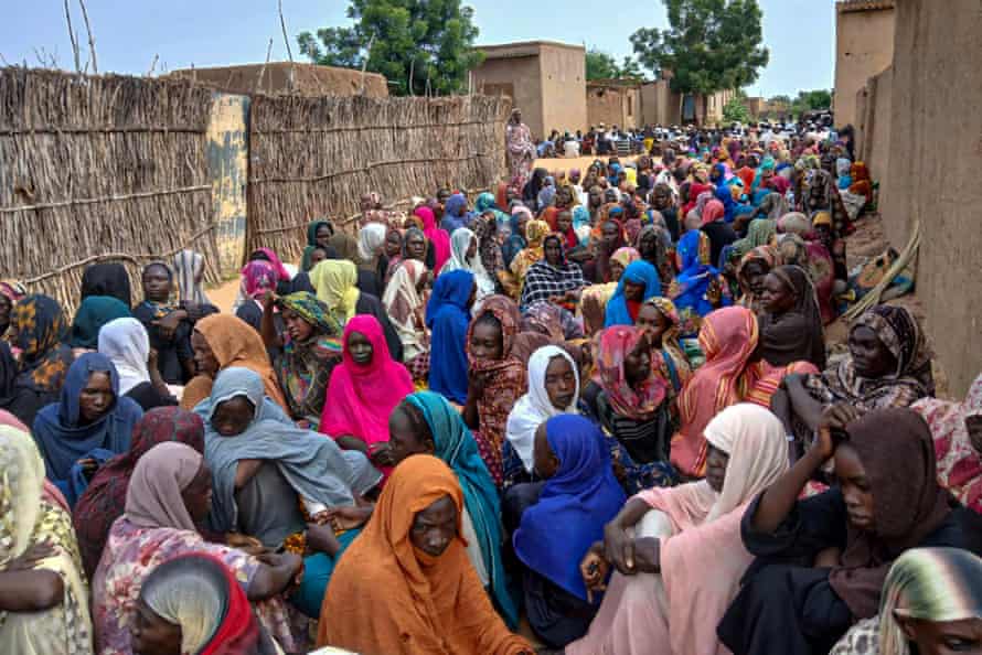 Sekitar 350 keluarga di Sudan berjalan kaki sejauh 50 Km selama 4 hari untuk mengungsi. (Foto/@SudanTrends)