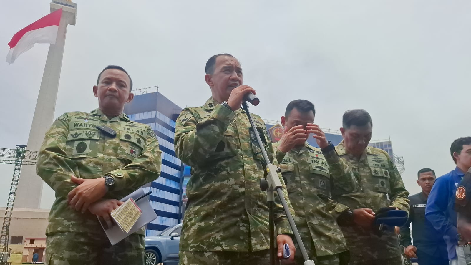 Kapuspen Mabes TNI Mayjen (Mar) Freddy Ardianzah (dua dari kiri) usai gladi bersih. (BeritaNasional/Bachtiarudin Alam)