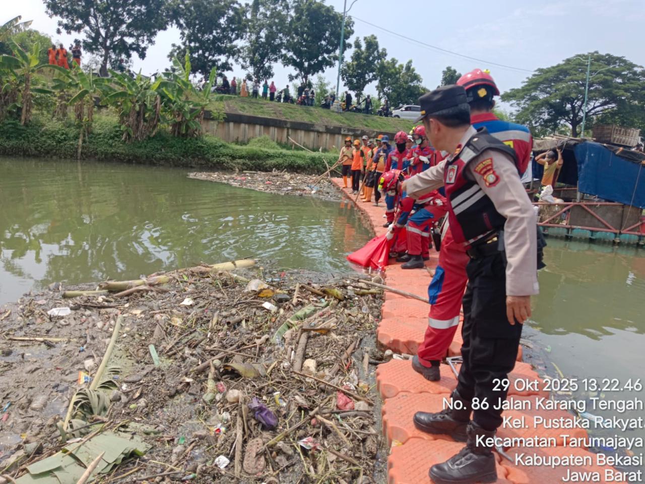 Sempat dikira boneka, jasad pria tanpa identitas ditemukan membusuk di BKT Cilincing. (Foto/Kapolsek Cilincing)