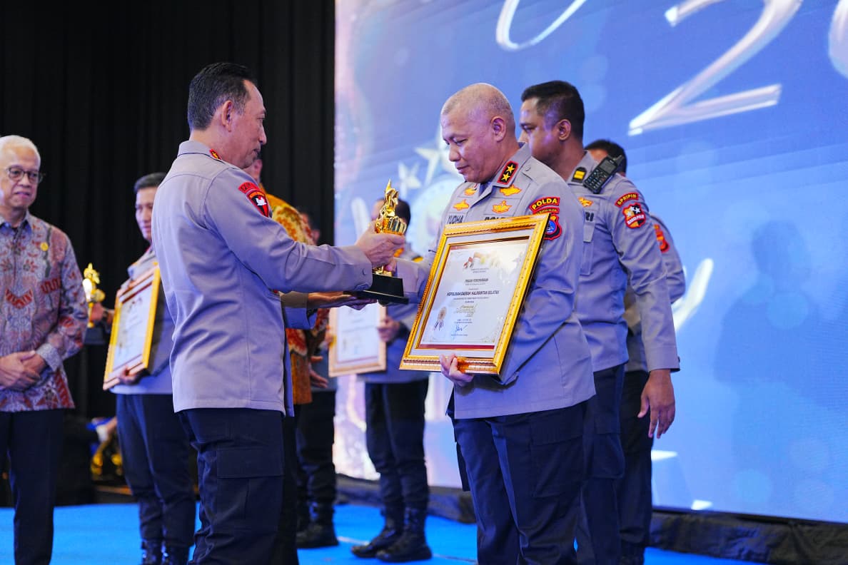 Kapolri Jenderal Listyo Sigit Prabowo (kiri) saat memberikan penghargaan. (Foto/Doc. Humas Polri)