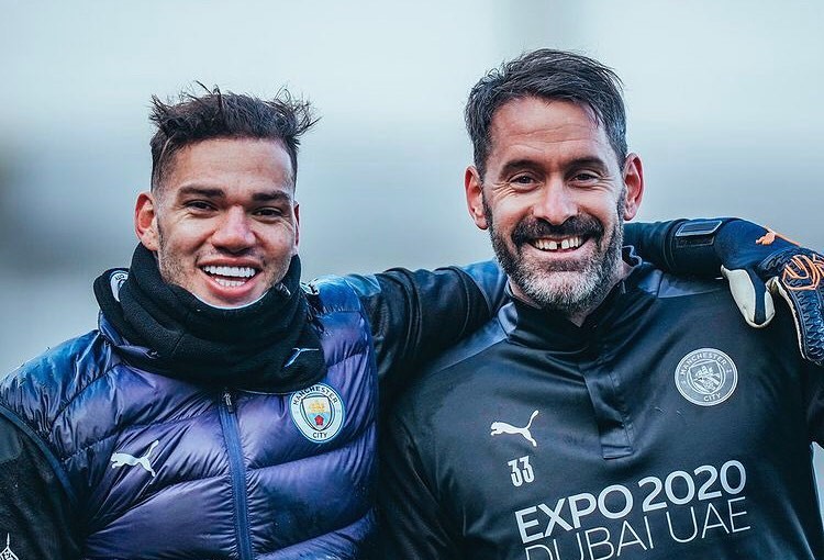 Scott Carson (kanan) resmi pensiun sebagai pemain sepak bola. (Foto/Instagram)