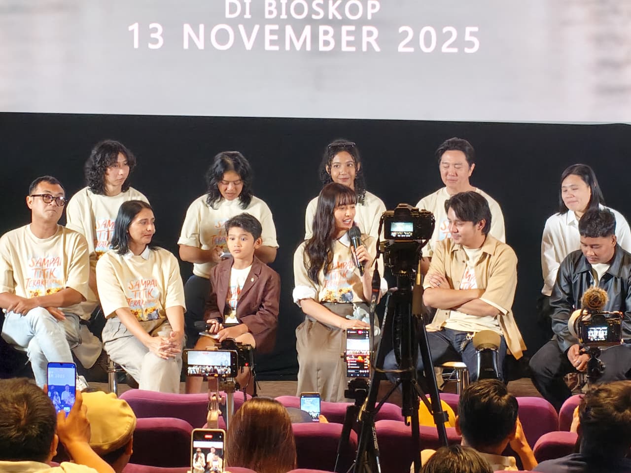 Para pemeran film Sampai Titik Terakhirmu saat konferensi pers. (BeritaNasional/Bagas Kusumohadi)