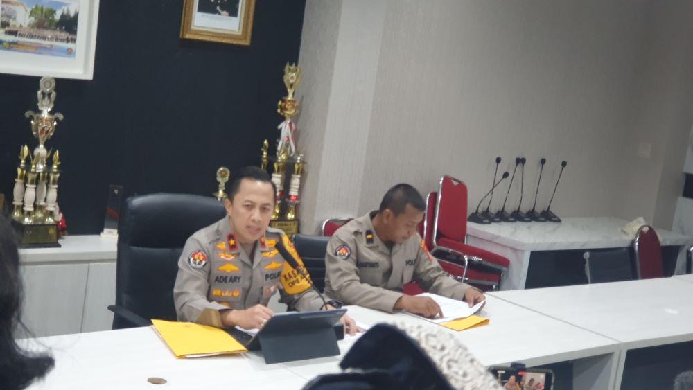 Soal Laporan Erika Carlina, DJ Panda Terancam Pasal Berlapis, Hukuman Bui Capai 6 Tahun Kabid Humas Polda Metro Jaya Brigjen Pol Ade Ary Syam Indradi (kiri) saat memberikan keterangan pers. (BeritaNasional/Bachtiarudin)