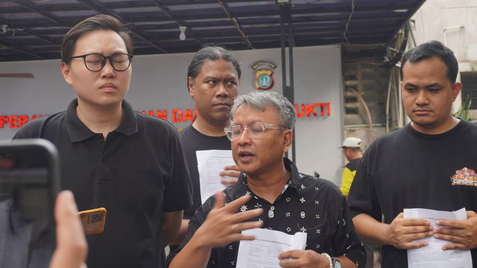 Solidaritas Musisi Jadi Penjamin Penahanan Delpedro Cs, Ada Cholil Efek Rumah Kaca. (BeritaNasonal/Bachtiar)