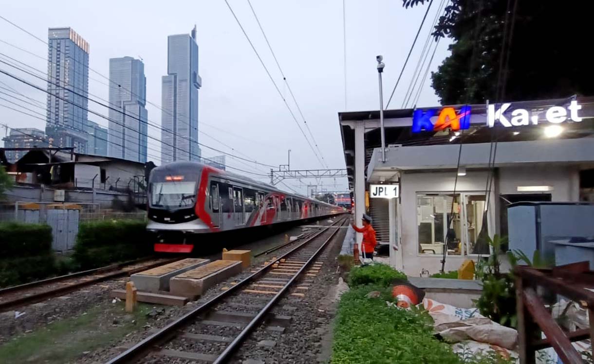 KRL Commuterline berhenti di Stasiun KA Karet yang bersebelahan dengan Stasiun KA BNI City, Jakarta, Sabtu (4/10/2025).   (Beritanasional.com/Oke Atmaja)