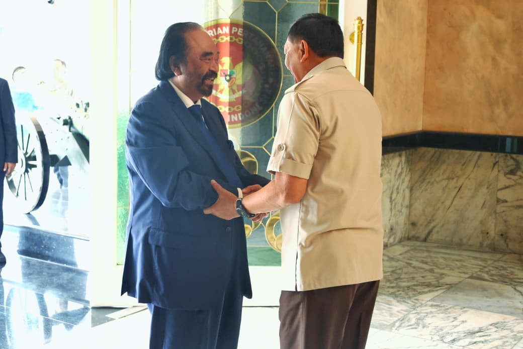 Ketum Partai NasDem Surya Paloh disambut Menhan Sjafrie Sjamsoedin di kantor Kemenhan Jakarta. (BeritaNasional/dok Menhan)