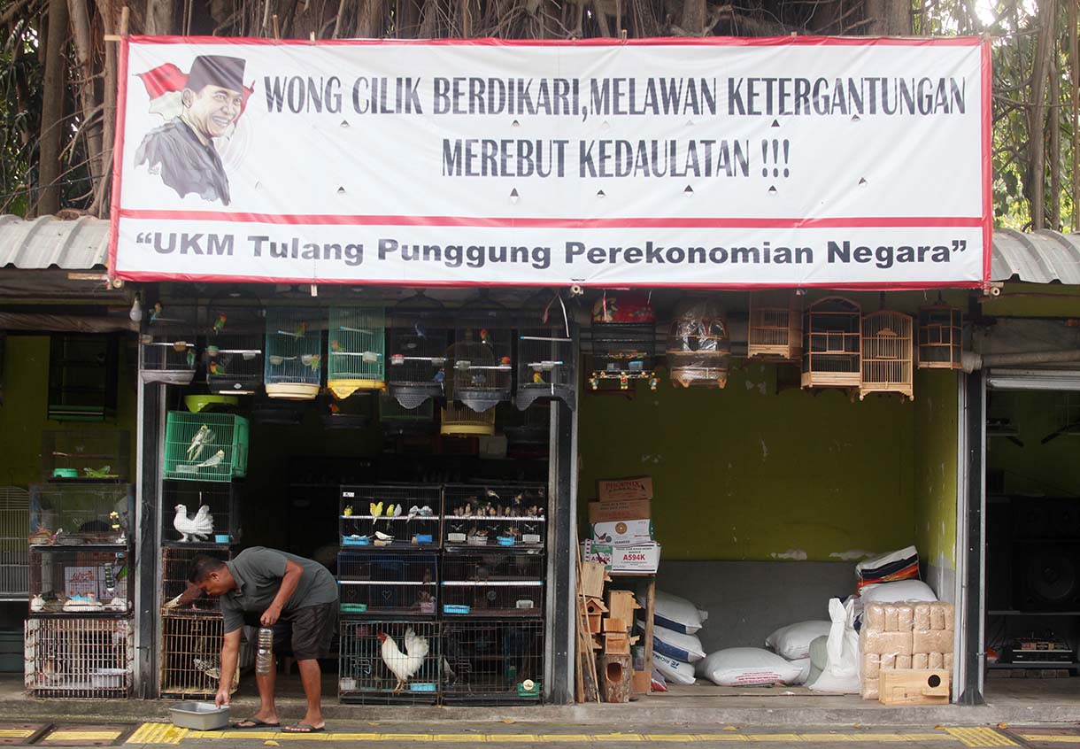 Pedagang membersihkan tempat makan burung pasar burung barito, kebayoran Baru, Jakarta, Jumat (10/10/2025). (Beritanasional.com/Oke Atmaja)