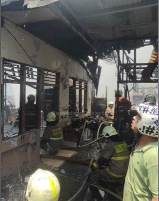 Terkunci di kamar, satu ODGJ tewas dalam kebakaran Tambora. (Foto/@humasjakfire)