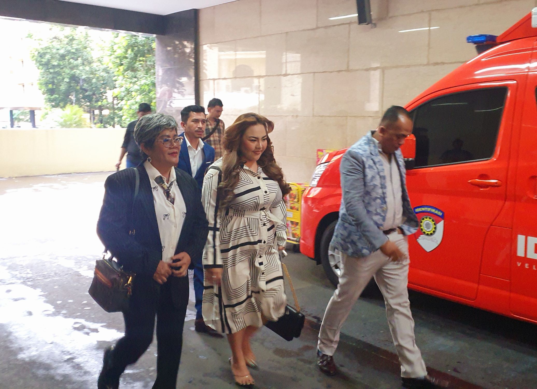 Tersenyum dan Minta Doa, Lisa Mariana Hadiri Pemeriksaan Perdana di Bareskrim Lisa Mariana Hadiri Pemeriksaan Perdana di Bareskrim. (BeritaNasional/Bachtiar)
