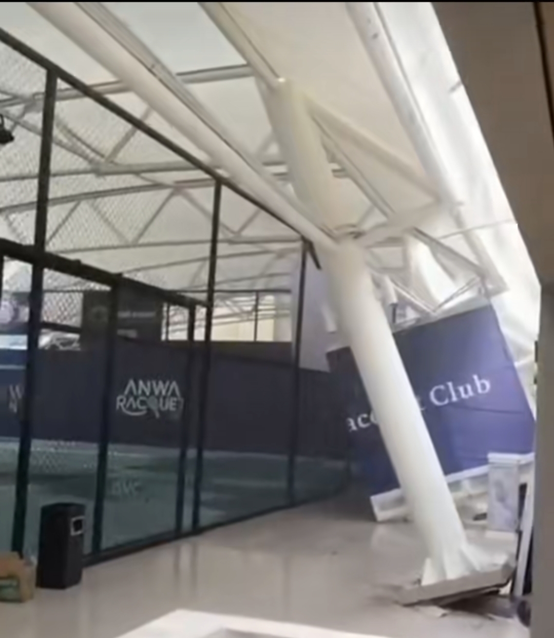 Terungkap penyebab ambruknya lapangan padel di Meruya. (Foto/@jkt.hariini)