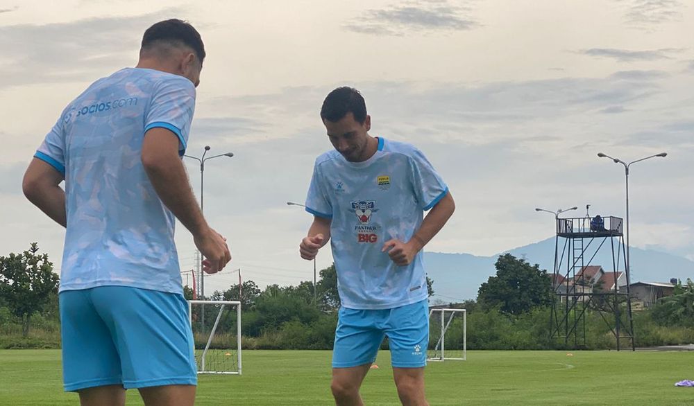 Penggawa Persib Bandung Thom Haye (kanan) saat berlatih. (Foto/persib.co.id)