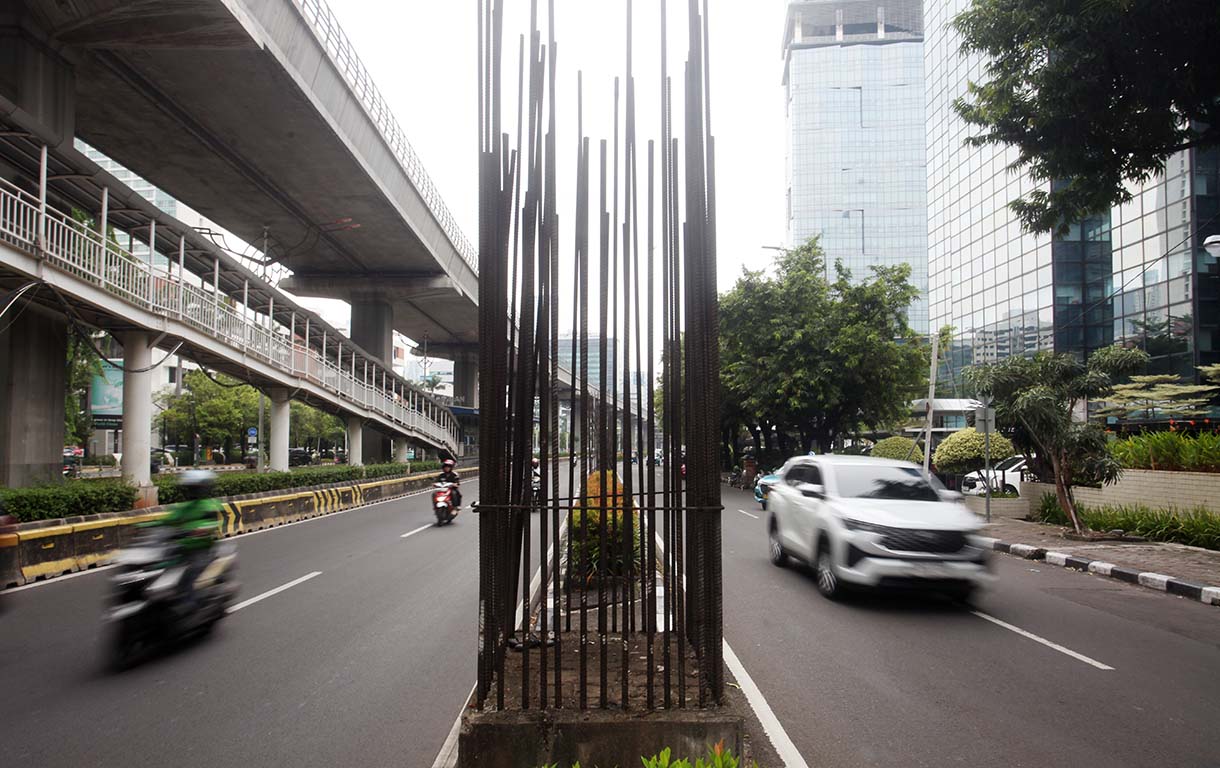 Kendaraan melintas di samping deretan tiang pancang monorel di Kawasan Kuningan, Jakarta,Jumat (24/10/2025).  (Beritanasional.com/Okeatmaja)