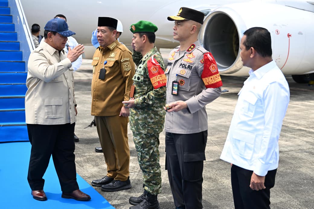 Presiden Prabowo tiba di Bandara Depati Amir Bangka Belitung, Senin (6/10/2025). (BeritaNasional/Setpres)