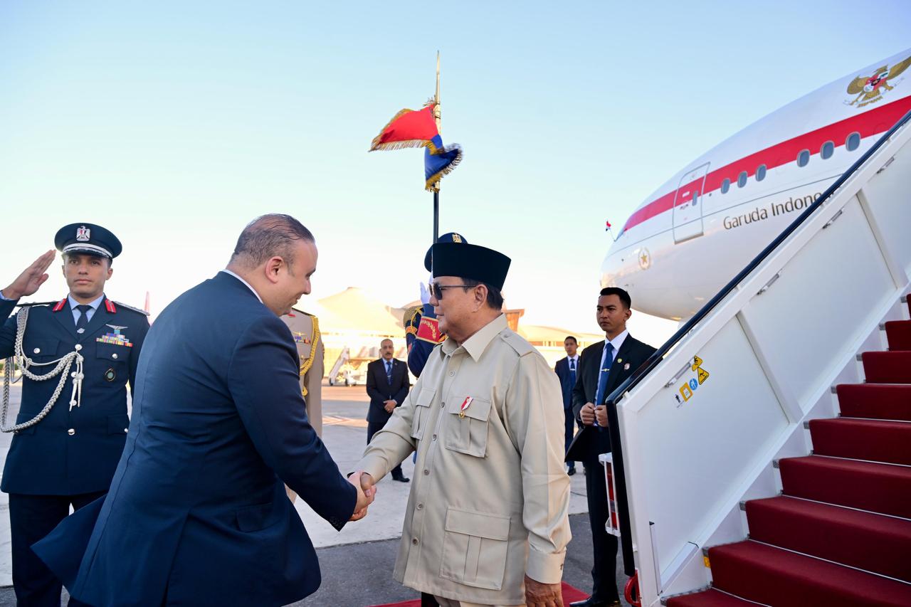 Presiden Prabowo tiba di Bandar Udara Internasional Sharm El-Sheikh Republik Arab Mesir. (BeritaNasional/Setpres)