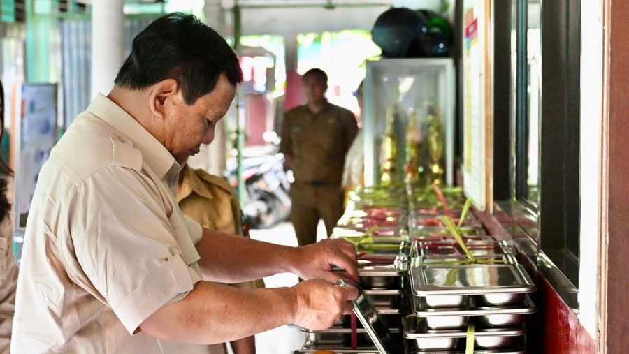 Tidak Patuhi SOP, 112 SPPG Ditutup Presiden Prabowo Subianto memeriksa makanan yang akan diberikan kepada anak sekolah. (BeritaNasional/Setpres)