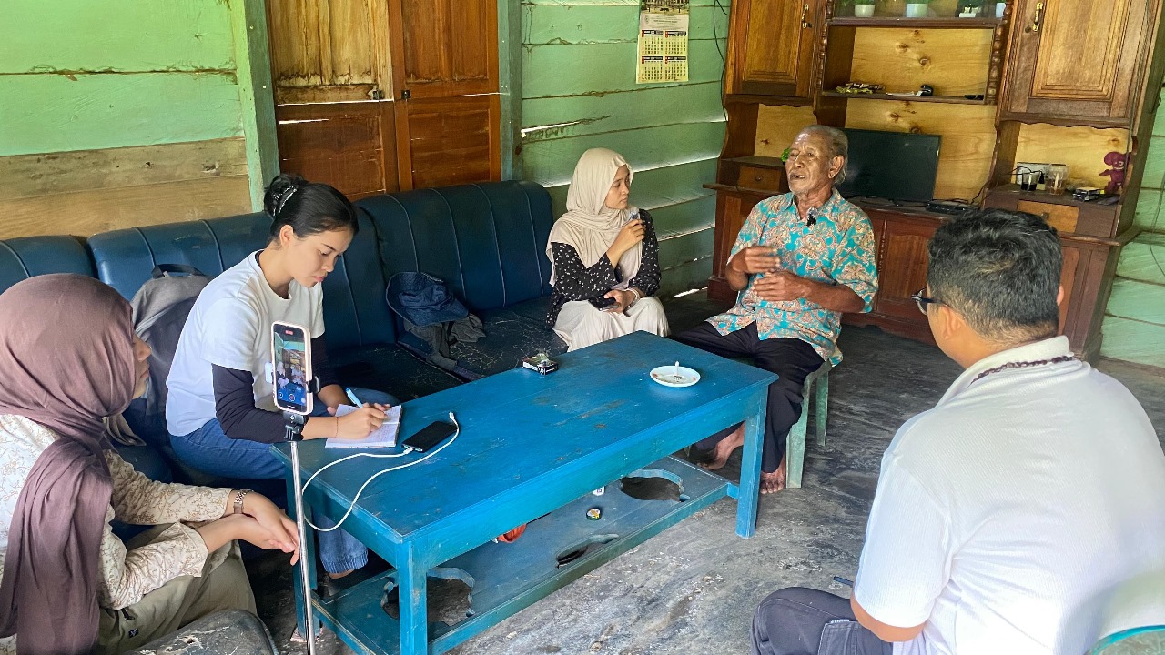 Audiensi Tim Ekspedisi Patriot Universitas Indonesia dengan Pak Darto (menggunakan batik), transmigran spontan asal Cilacap. (Foto/Dok Tim Ekspedisi Patriot UI)