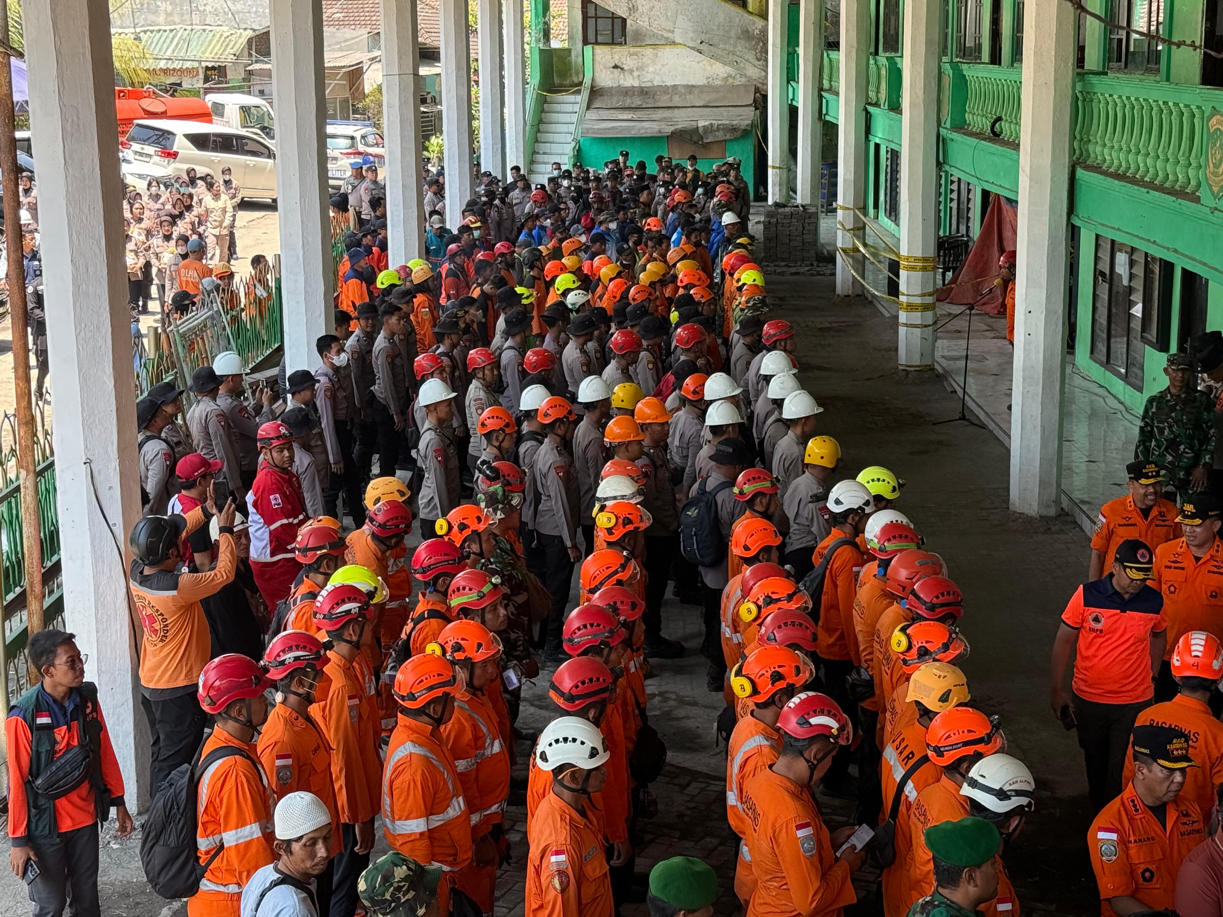Tim SAR dan BNPB di Ponpes Al Khoziny. (Foto/Istimewa)