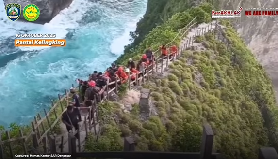 Tim SAR Gabungan evakuasi jenazah WNA Prancis di tebing Pantai Kelingking. (Foto/@sar_nasional)