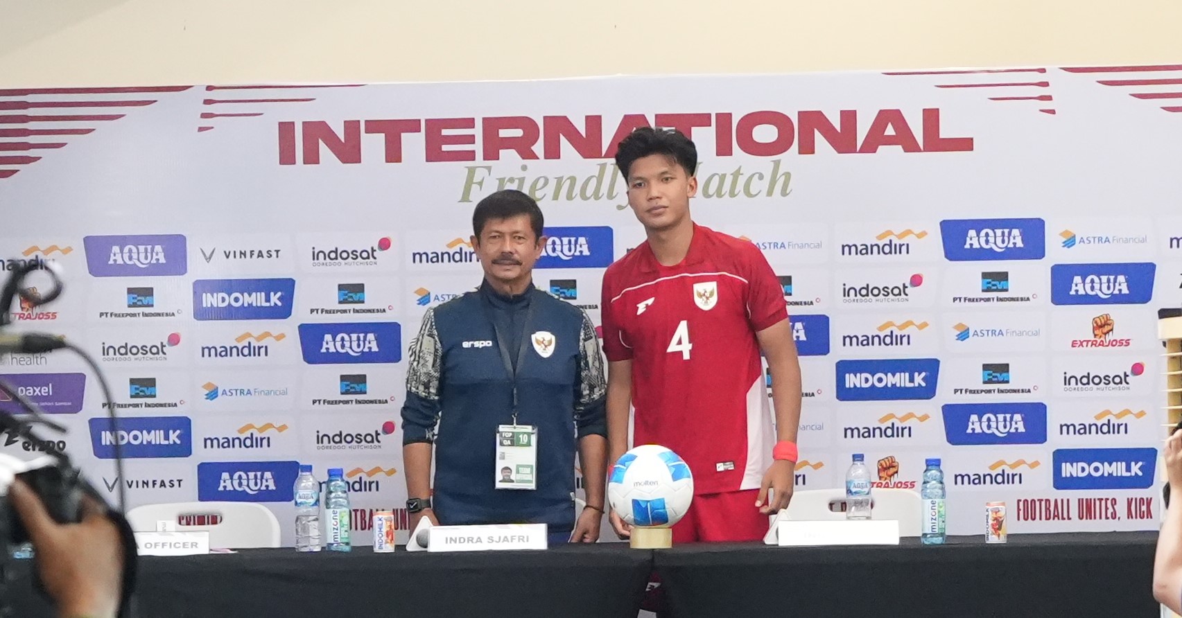 Pelatih Timnas Indonesia U-23 Indra Sjafri (kiri) saat konferensi pers. (BeritaNasional/Satria)