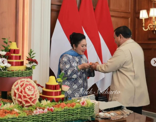 Titiek Soeharto bagikan momen perayaan ulang tahun Prabowo yang bikin Netizen senyum. (Foto/@titieksoeharto)