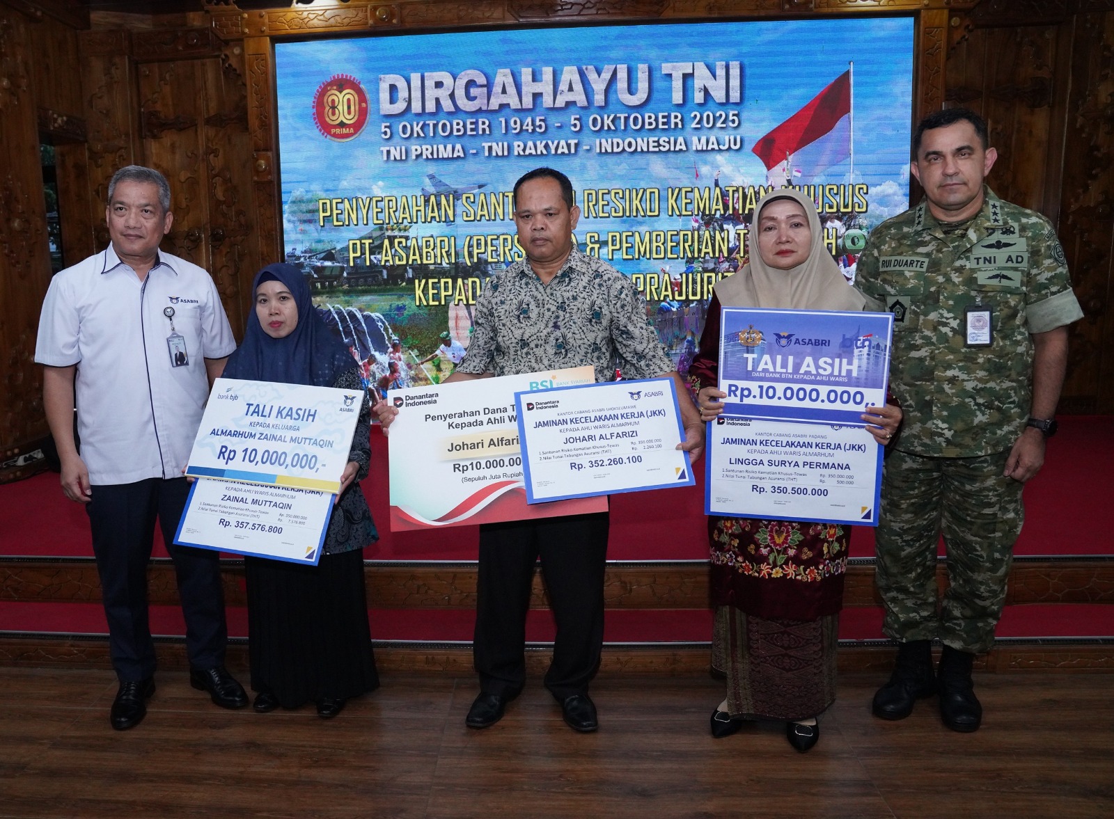 TNI menyerahkan santunan kepada ahli waris prajurit gugur saat rangkaian HUT Ke-80 TNI. (BeritaNasional/Bachtiarudin Alam)