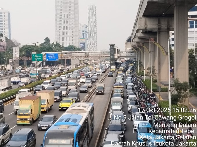 Transjakarta koridor 9 dan 13 terhambat, imbas demo di depan Kantor Trans7. (Foto/@PT_Transjakarta)