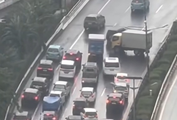 Truk Box Melintang di Tol Dalkot, Arus Lalu Lintas Jakarta Sempat Macet Parah. (Foto/istimewa)