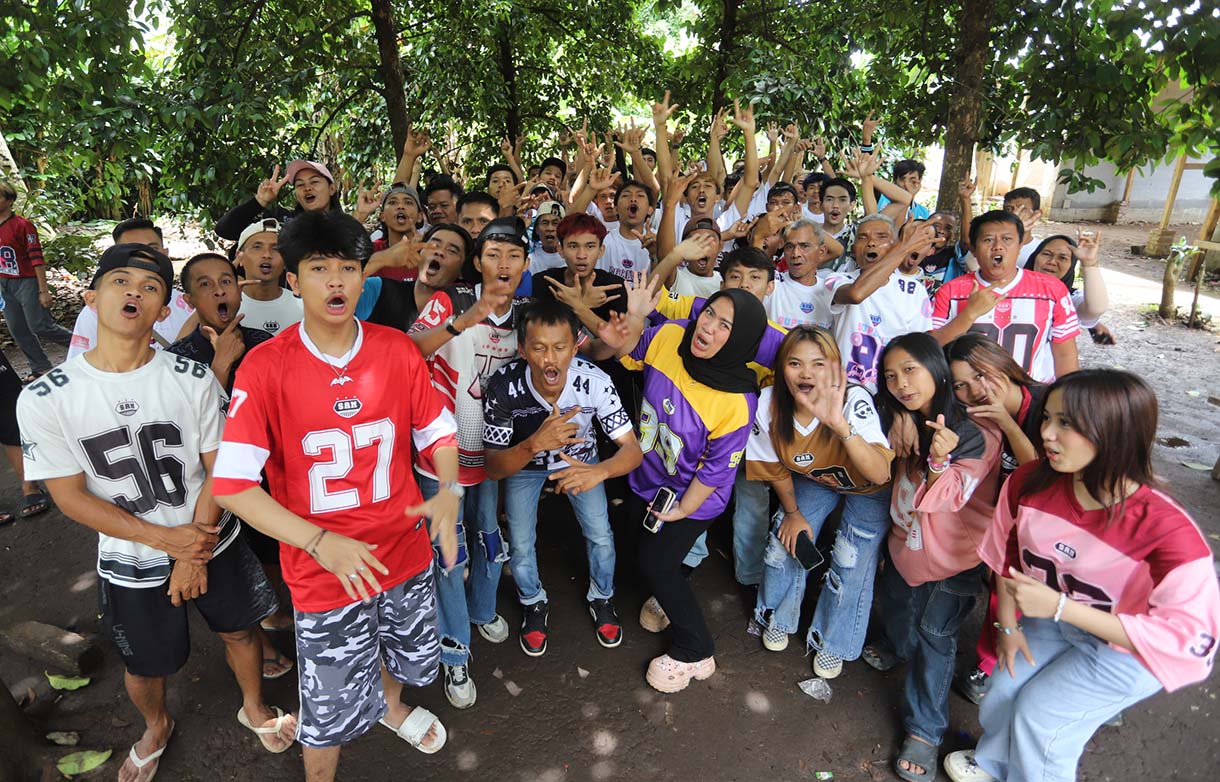 Sejumlah Tiktokers lokal diantaranya, Geng Citayem, Sadbor, dan Angklung Ramawijaya saat menjual produk-produk UMKM lokal dengan melakukan live di platform, di Sukabumi, Rabu (29/10/2025).   (Beritanasional.com/Oke Atmaja)