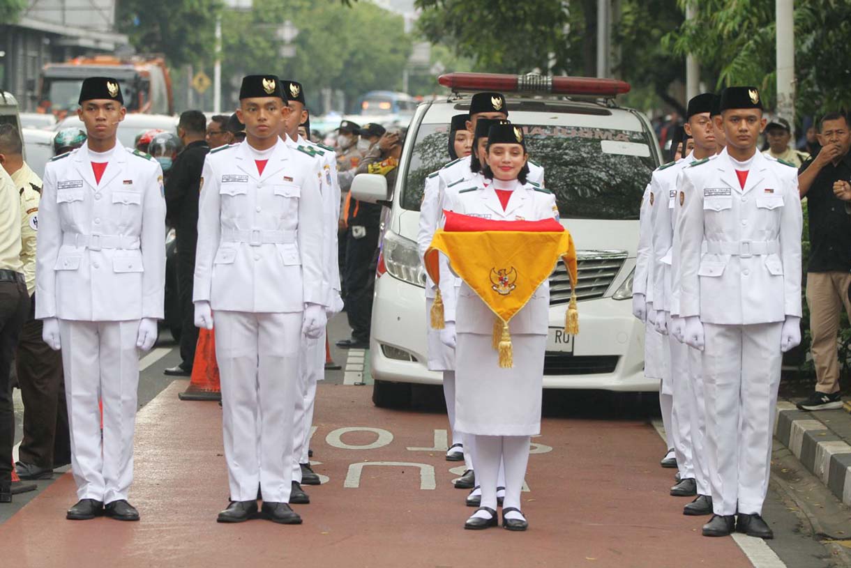 Petugas pengibar bendera bersiap membawa bendera Merah Putih saat upacara peringatan Hari Sumpah Pemuda di Museum Sumpah Pemuda, Jakarta, Senin (28/10/2024). (Beritanasional.com/Oke Atmaja)