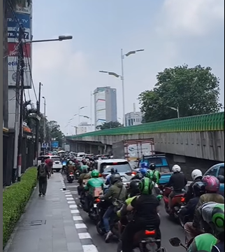 Urai Macet Imbas Demo Santri di Gedung Trans7, Polisi Terapkan Rekayasa Lalin di Sekitar Tendean Polda Metro Jaya urai kemacetan di Jalan Tendean, Jaksel imbas aksi demo santri di depan Gedung Trans7. (Foto/@pasangmatacom)