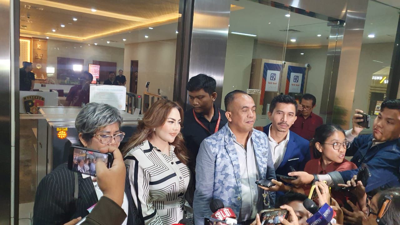 Selebgram Lisa Mariana usai diperiksa sebagai tersangka. (BeritaNasional/Bachtiarudin)