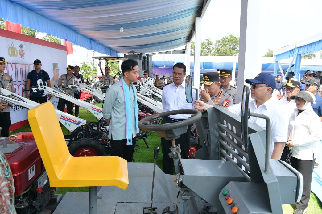 Wapres Gibran Rakabuming Raka (kiri) setelah memanen jagung di Tangerang. (Foto/Setwapres)