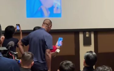 Momen Presiden Prabowo Subianto melakukan video call dengan Pelatih Timnas Indonesia Patrick Kluivert. (Foto/Instagram ericthohir)