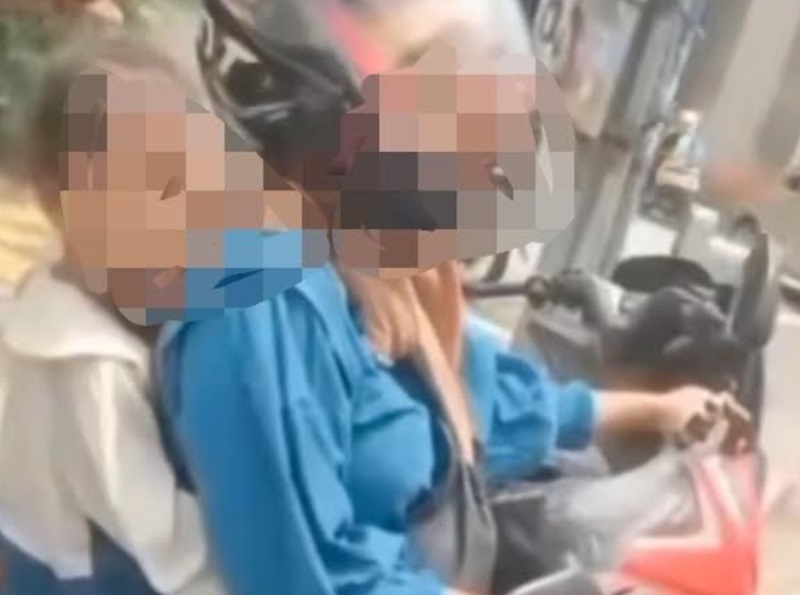 Ibu bonceng anak dihadang debt collector (Foto/Ist)