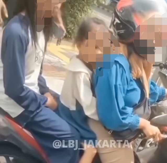 Video vial ibu yang mebawa motor bersama anak-anaknya dihadang debt collector. (Foto/Ist)