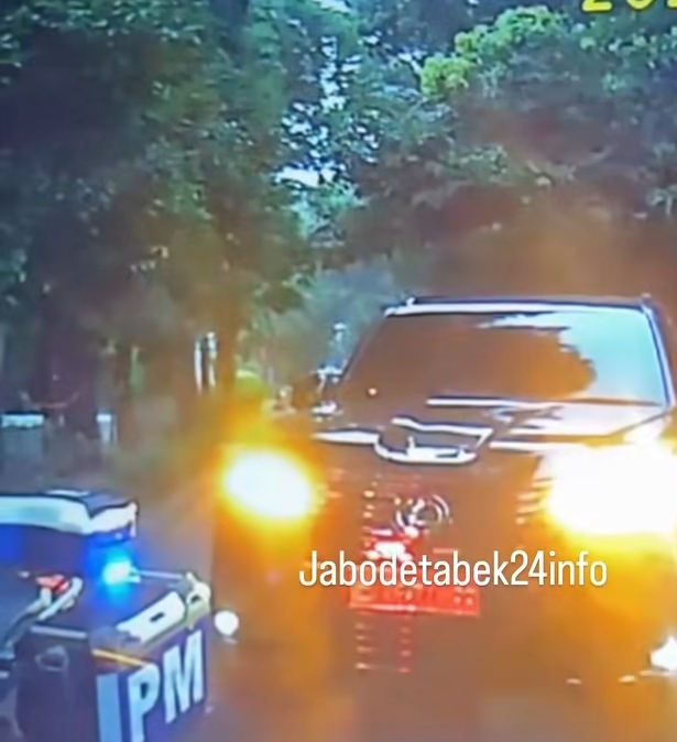 Kendaraan dinas dengan Patwal PM hentikan mobil lain secara mendadak. (BeritaNasional/tangkapan layar)