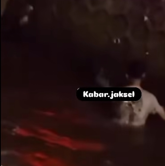 Viral Pria Nyebur ke Kali di Jagakarsa. (Foto/istimewa)