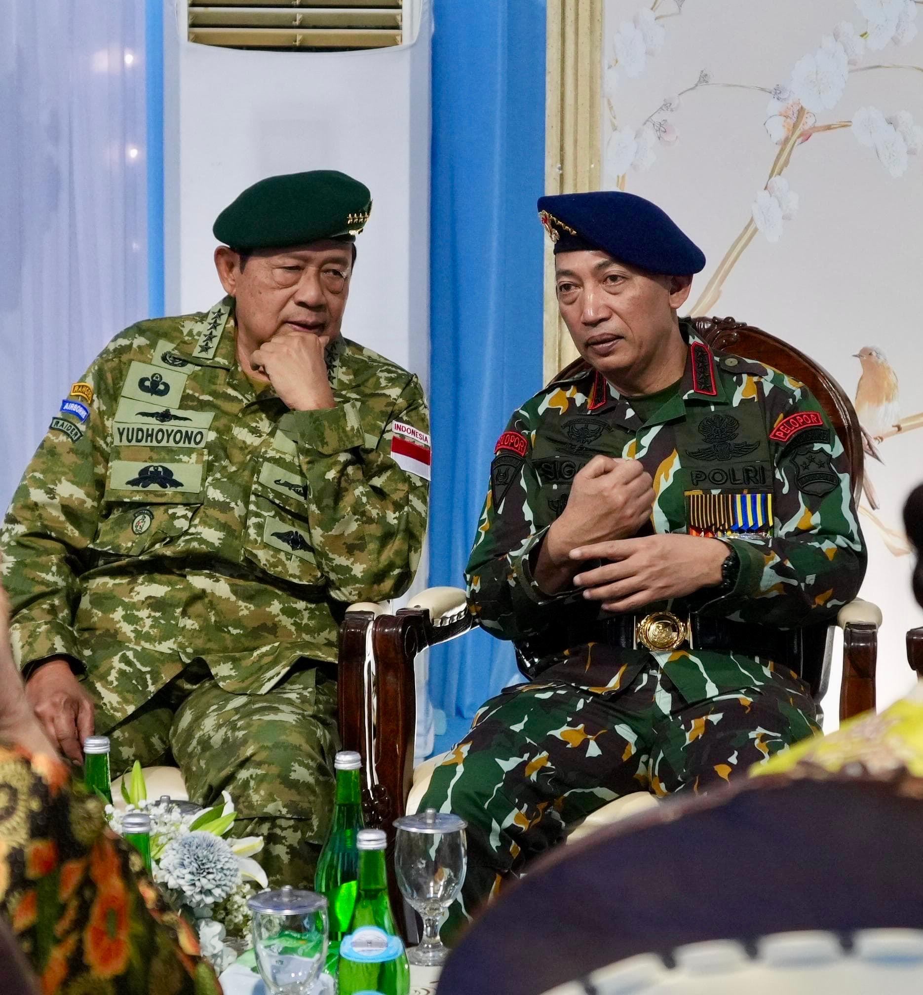 SBY dan Kapolri Listyo Sigit tengah bercengkrama di HUT TNI (istimewa)