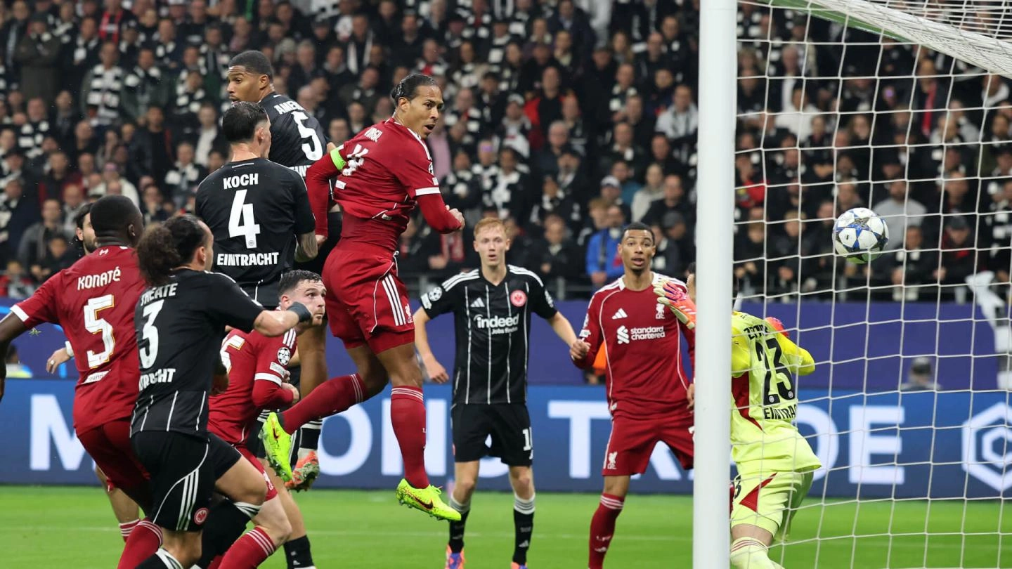 Kapten Liverpool Virgil van Dijk menyundul bola ke gawang Eintracht Frankfurt. (Foto/liverpoofc.com)