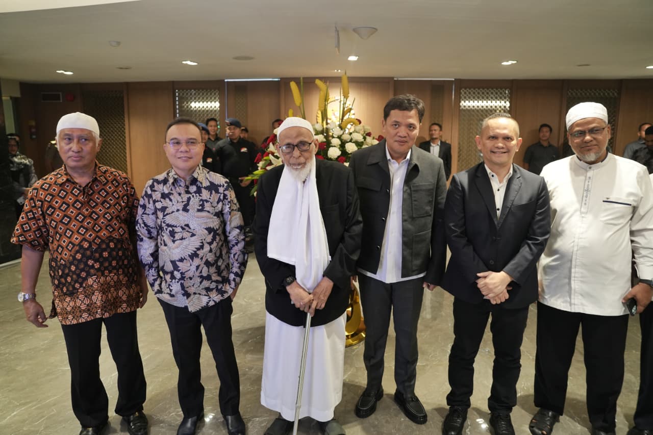 Wakil Ketua DPR RI Sufmi Dasco Ahmad (dua dari kiri) bersama tokoh ulama Abu Bakar Ba'asyir (tiga dari kiri). (Foto/Istimewa)
