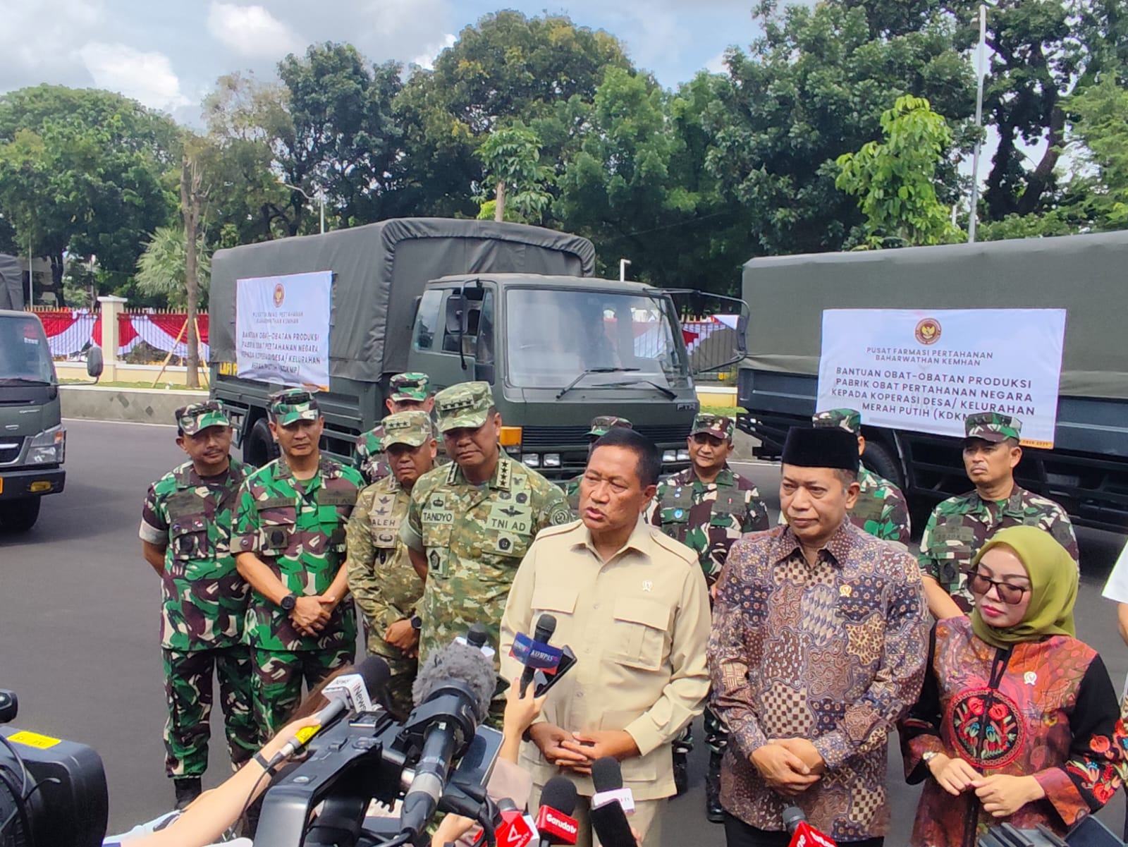 Wakil Menteri Koperasi Marsekal Madya TNI (Purn) Donny Ermawan saat diwawancarai. (BeritaNasional/Bachtiarudin Alam)