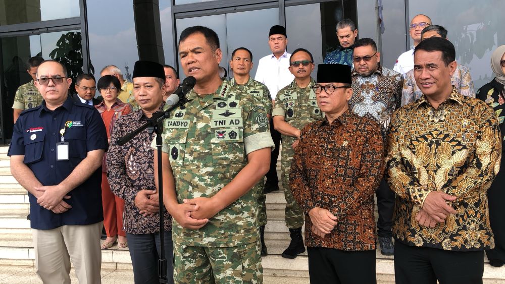Wakil Panglima TNI Jenderal Tandyo Budi Revita (tengah) saat memberikan keterangan pers. (BeritaNasional/Bachtiarudin Alam)