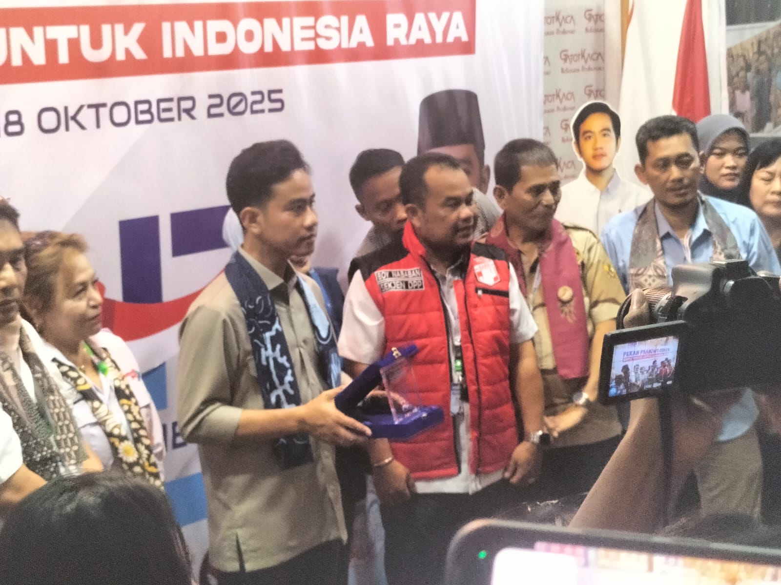 Wapres Gibran Rakabuming Raka saat bersama relawan. (BeritaNasional/Bachtiarudin)