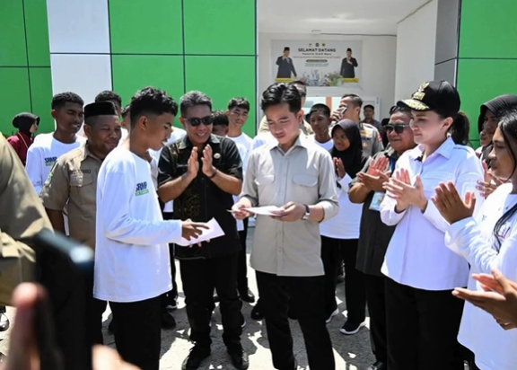 Wapres Gibran tinjau Sekolah Rakyat di Tikep, siswa ungkapkan rasa bangganya bisa bertemu langsung dengan Wapres. (Foto/@protokolmalut)