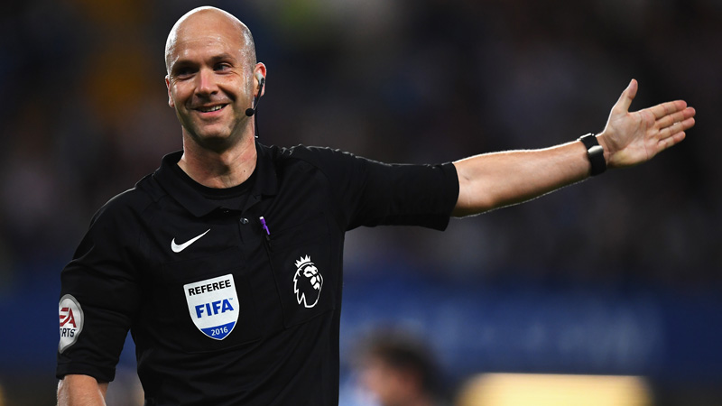 Wasit Premier League Anthony Taylor. (Foto/fa.com)